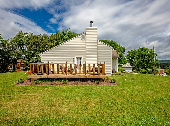 3rd image of 195 Country Ln