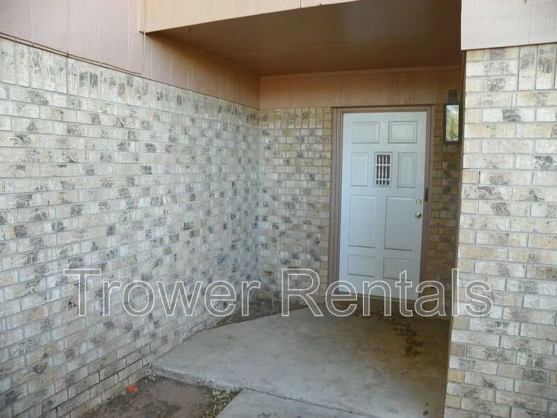 3 bed, 2.0 bath, 2467 sqft, $2,200 — Photo 4