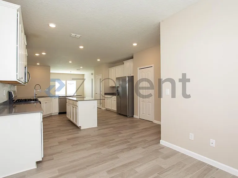 2116 Amberly Dr — Photo 15