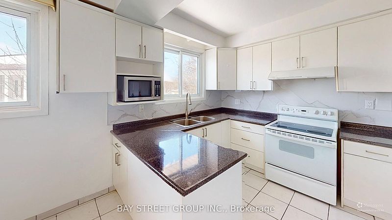 Toronto House for rent - 4 Bedrooms — photo 4