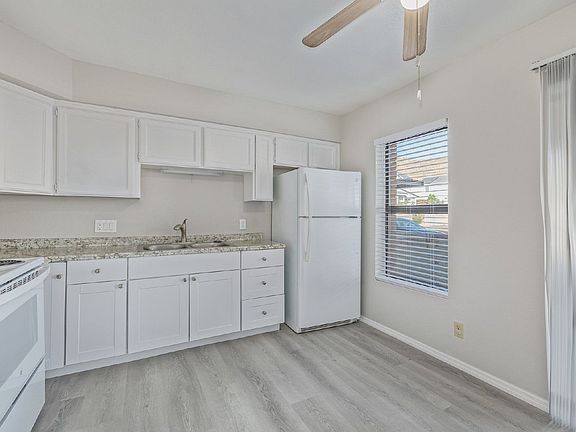 4th image of 11002 N 15th Ave APT 4