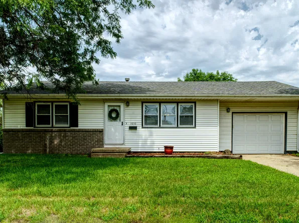 1010 Middle Rd, Camanche, IA 52730
