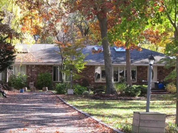 53 Chestnut St, Mount Sinai, NY 11766