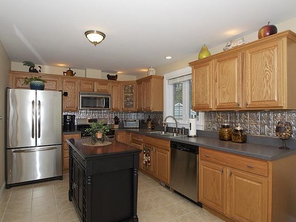 3rd image of 204 Center St APT 5