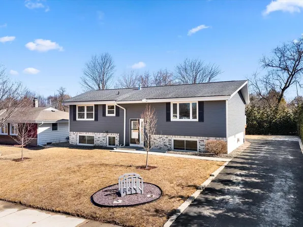 1024 Knollwood DRIVE, Saukville, WI 53080