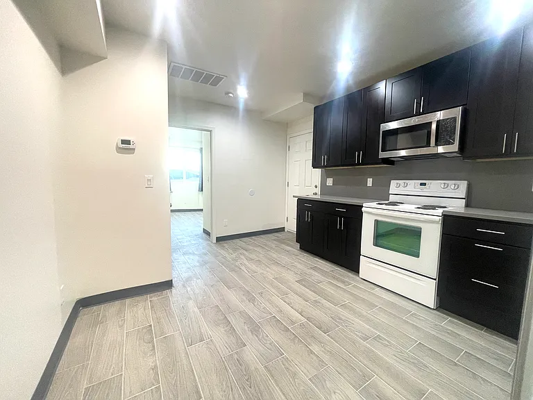 421 3rd Ln #B — Photo 2