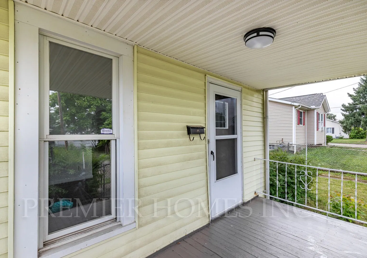 Single-Family Home 2BR/1BA with Garage & Fenced Yard! -908 7th St NE — Photo 3