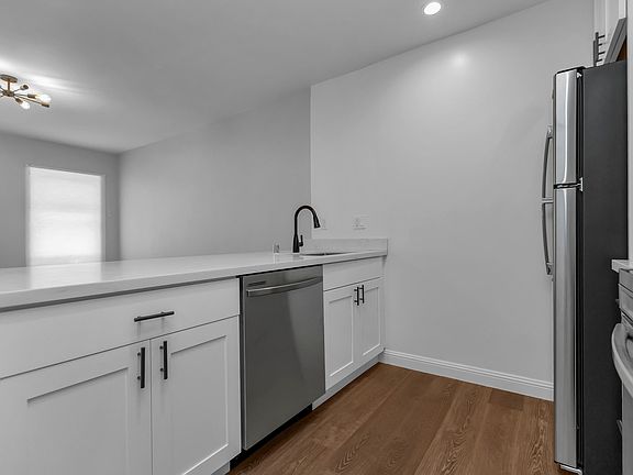 4th image of 155-165 Bartlett St #161B