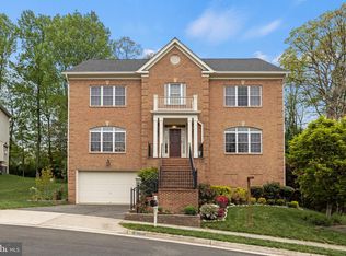 5304 Danas Crossing Dr, Fairfax, VA 22032