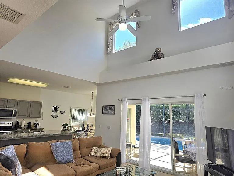 1027 Balmoral Dr — Photo 6