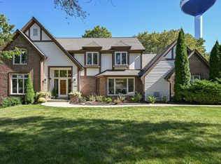 1290 Hawthorne Ridge Dr, Brookfield, WI 53045