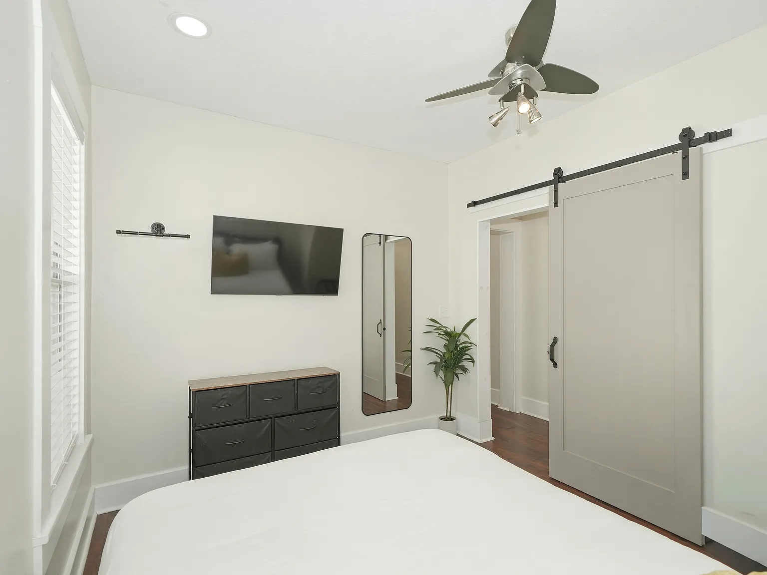 2 bed, 900 sqft, $3,000 — Photo 4