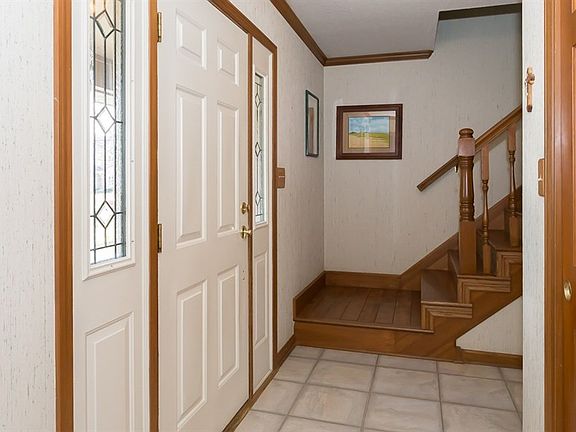 3rd image of 242 Lansdowne Dr