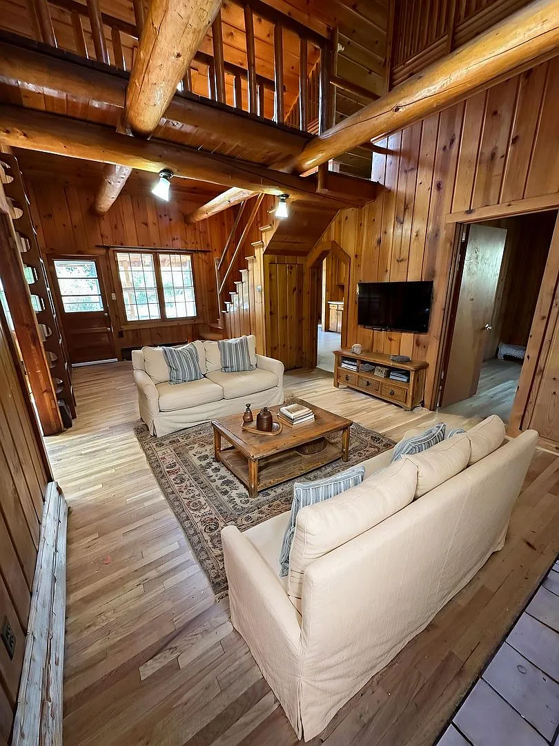 3 bedroom Log Cabin in Cascade! — Photo 1