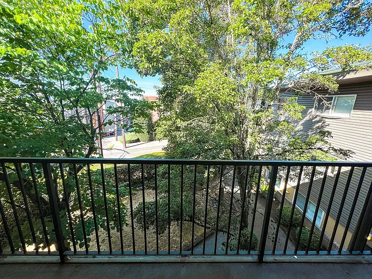 Belmont Roy Apartments — Photo 22