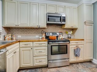 35 Summit Dr, Annandale, NJ