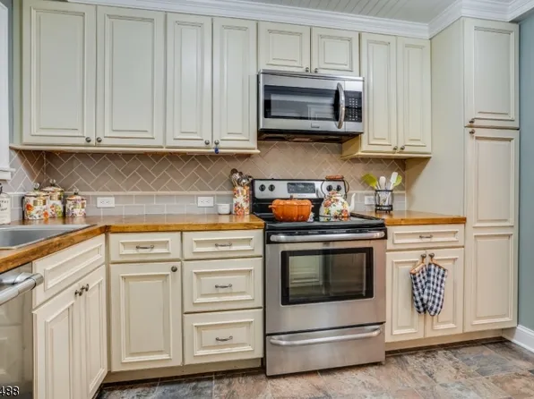 35 Summit Dr, Annandale, NJ 08801