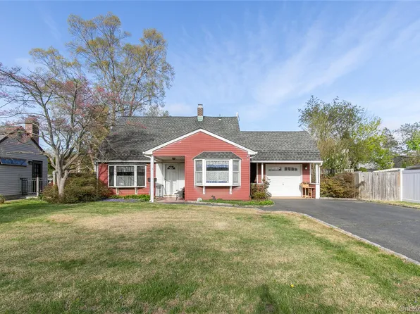 5 Crabtree Lane, Levittown, NY 11756