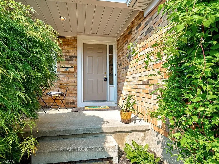 555 Mariner Dr — Photo 4