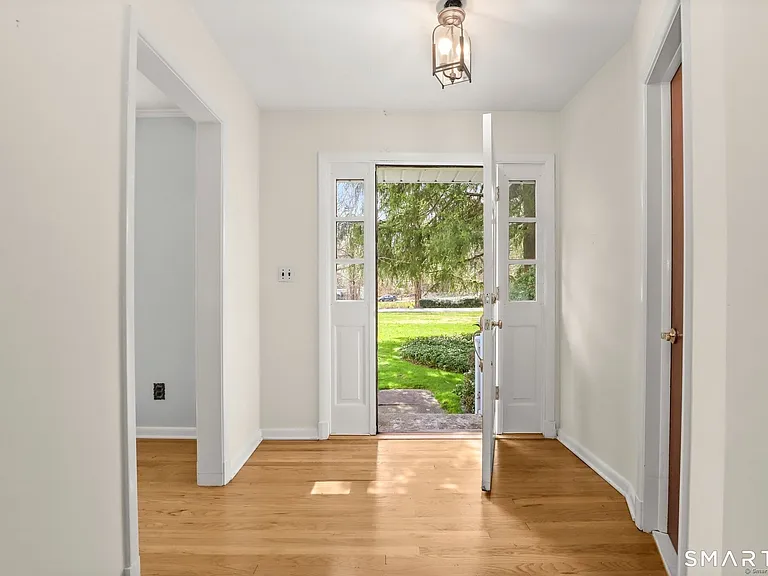 511 Roxbury Rd — Photo 2