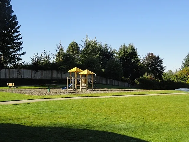 Beautiful 3 Bedroom, 1 3/4 Bath Condo in Puyallup — Photo 3