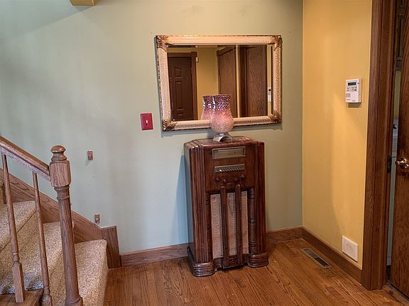 4th image of 10 Shore Manor Dr
