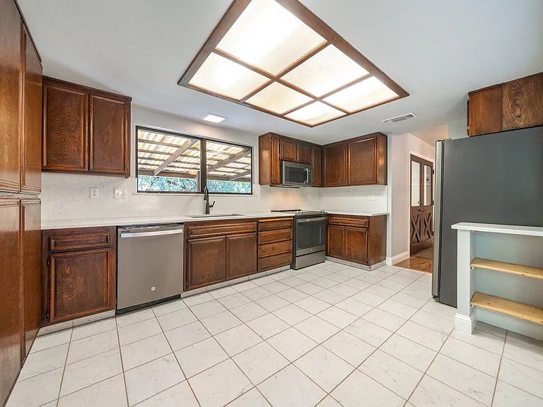 17659 Melwood Ln — Photo 17