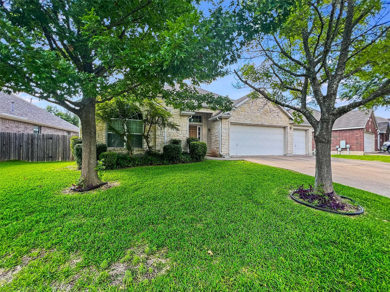 3 bed, 2.0 bath, 2269 sqft, $2,375 — Photo 2