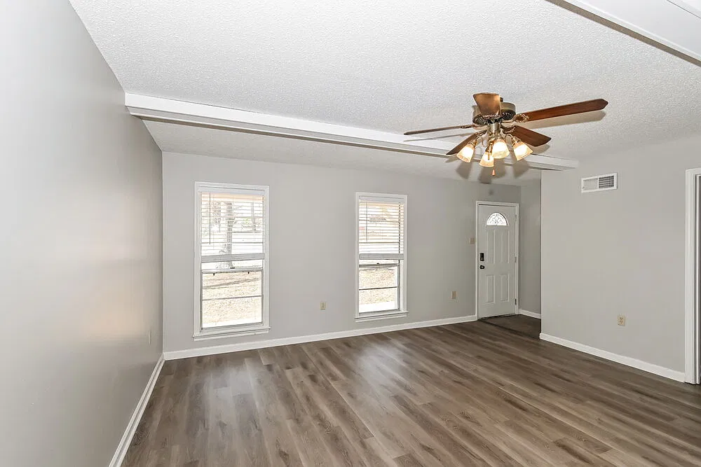 3 bed, 2.0 bath, 1215 sqft, $2,130 — Photo 4