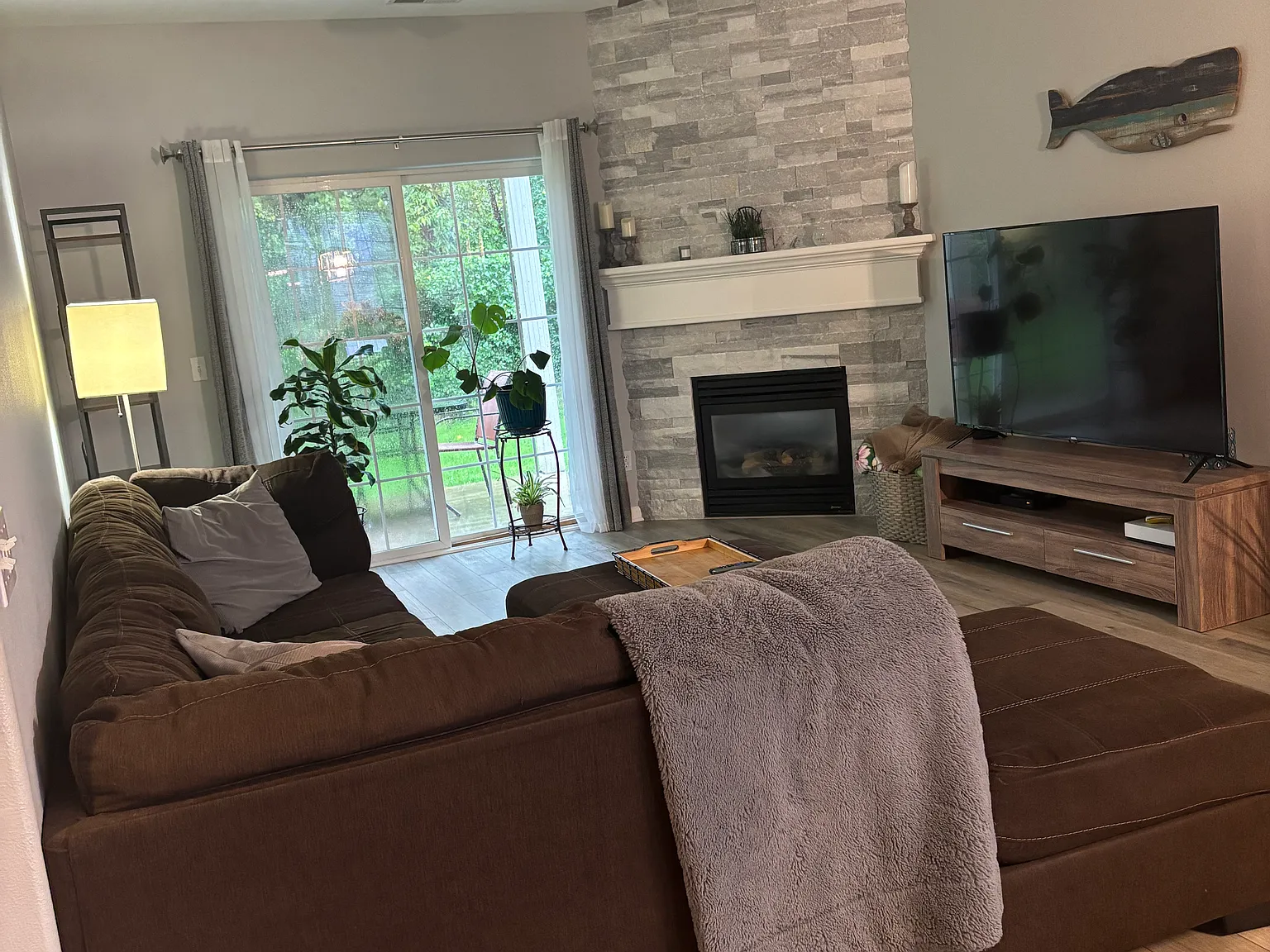 2 bed, 1300 sqft, $1,900 — Photo 2