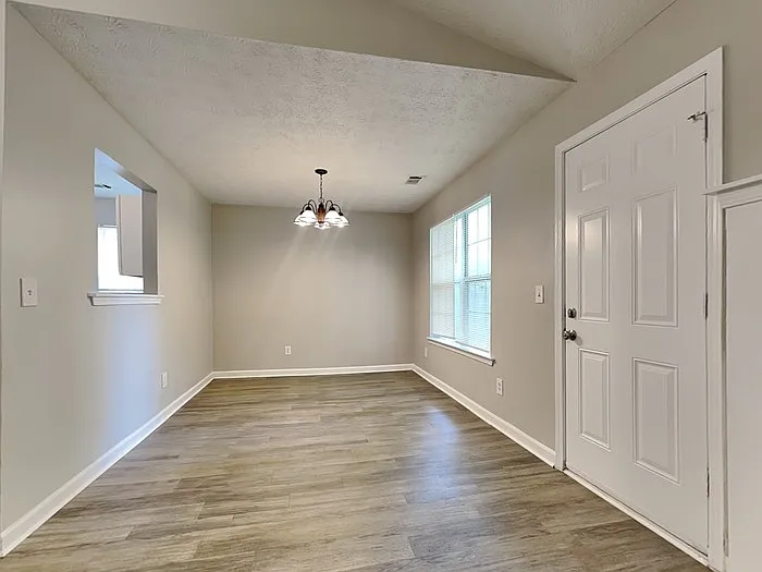 504 Edgewater Way — Photo 4