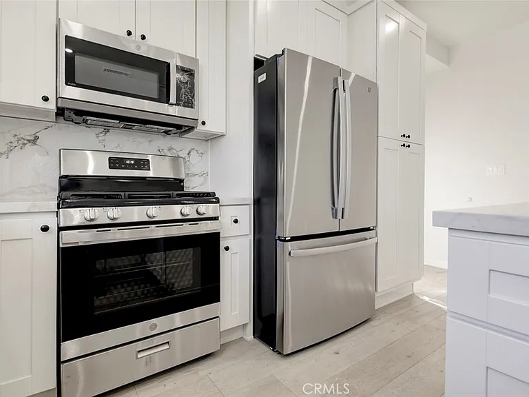 7408 Radford Ave — Photo 8