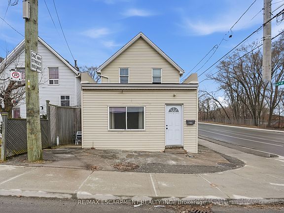 3rd image of 237 Queen St N