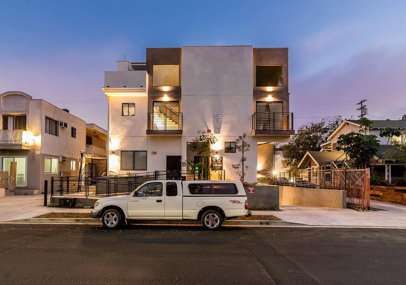 Come home to these New Modern Townhouse in Hollywood! — Photo 3