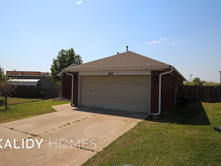 1400 Buena Vista Cir — Photo 4