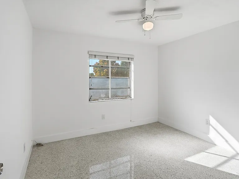 405 W 11th St #12 — Photo 19