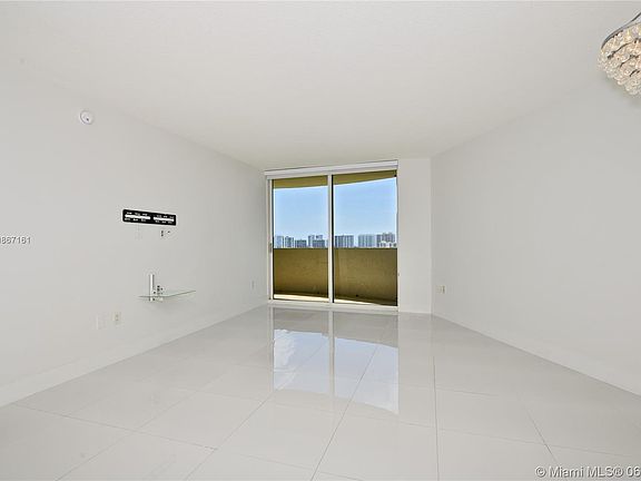 4th image of 19501 W Country Club Dr APT 1901
