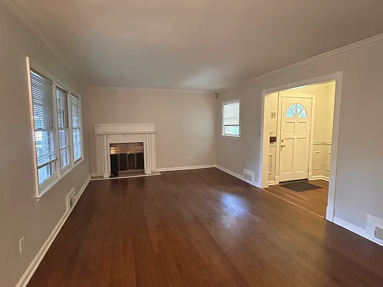 633 Clairmont Cir — Photo 3