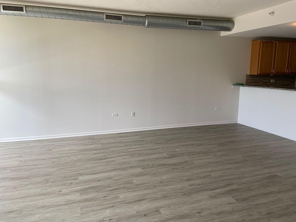 Large sitting room + dining area