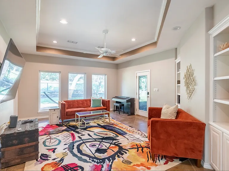 364 Alexandra Dr — Photo 11
