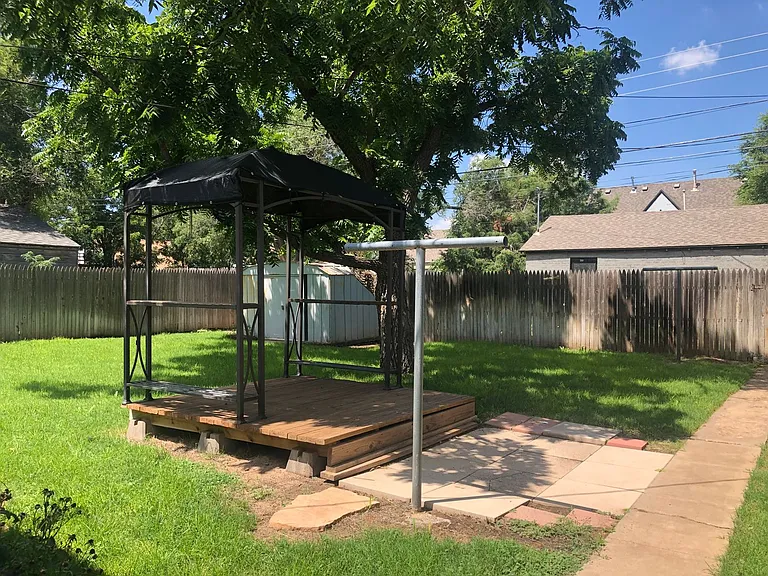918 Bowie St — Photo 17