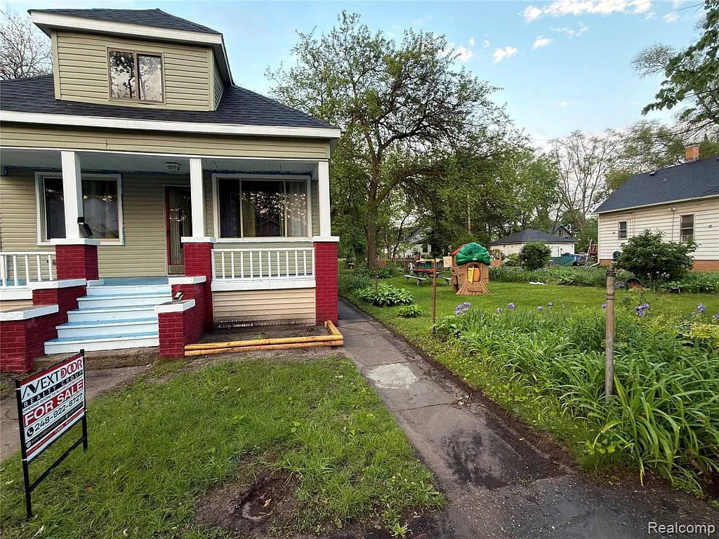 5 bed, 1034 sqft, $1,999 — Photo 3