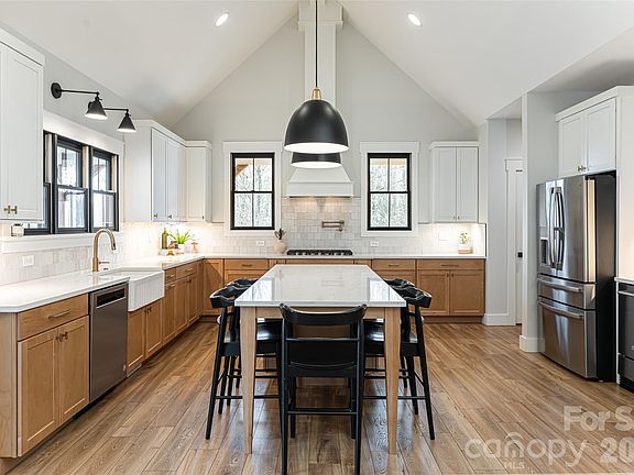 4th image of 13 Cambridge Dr