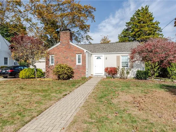 19 Coulters Rd, Cranston, RI 02920