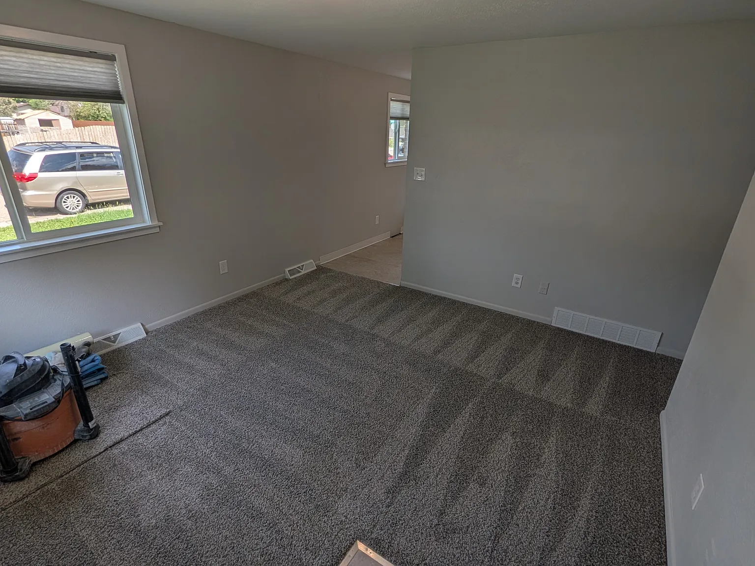 3 bed, 923 sqft, $2,100 — Photo 2