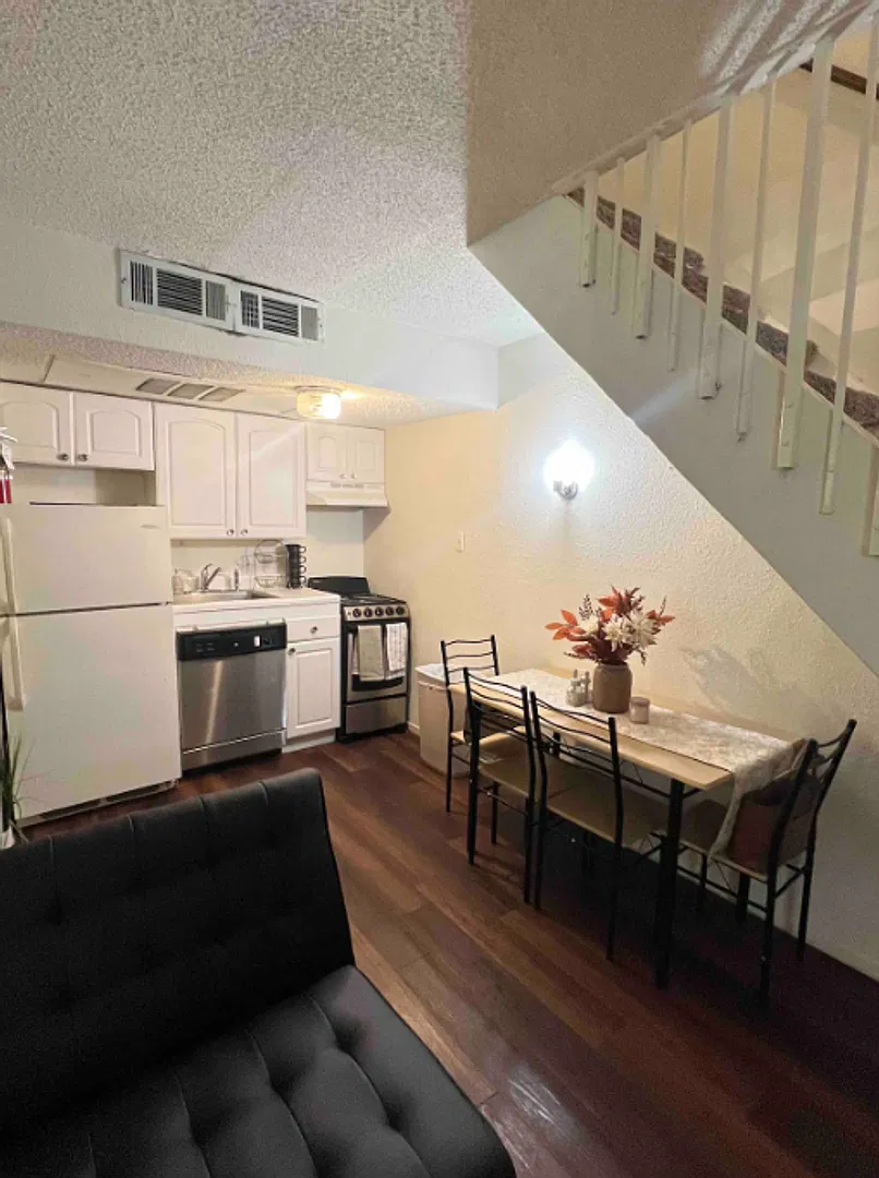 701 W. 25th St. #6 — Photo 4