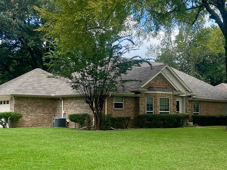 1122 Kensington Ct — Photo 2