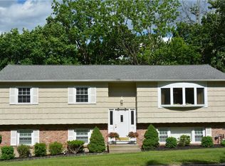1 Muir Ln, New City, NY