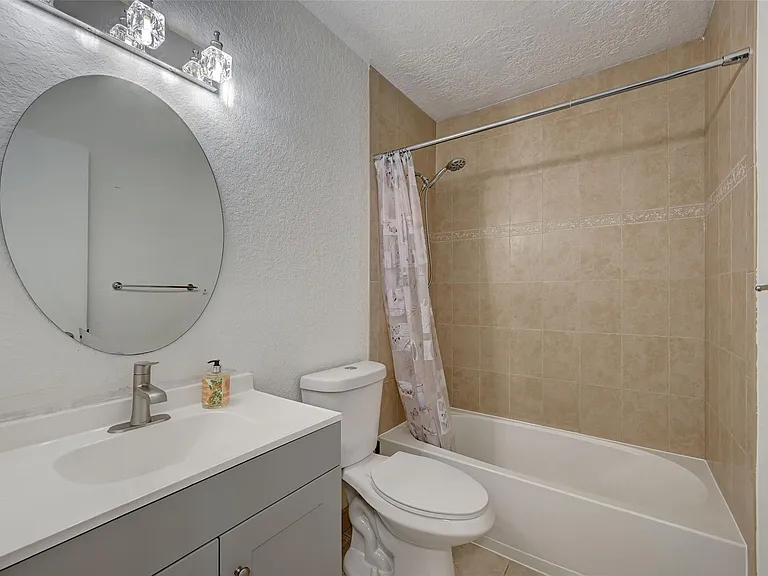 2020 NE 56th St #204 — Photo 20