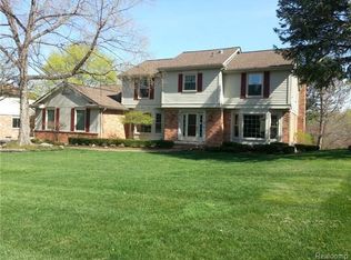 30160 Fox Club Dr, Farmington Hills, MI
